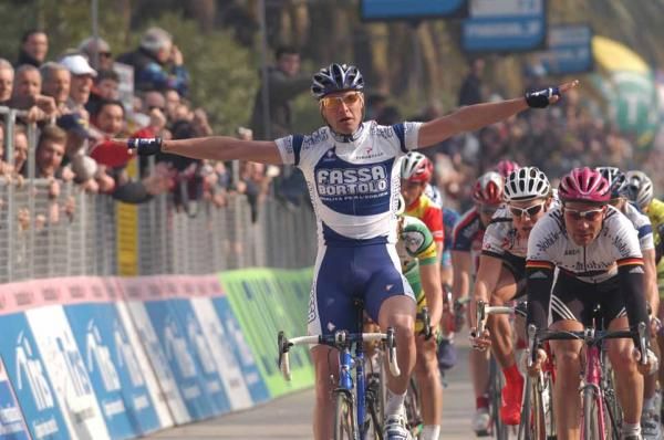 Alessandro Petacchi wins at San Benedetto del Tronto in 2004. The Gentleman Sprinter was overwhelming favourite for that year's Milan-San Remo, but would ultimately have to wait another twelve months to land La Primavera.