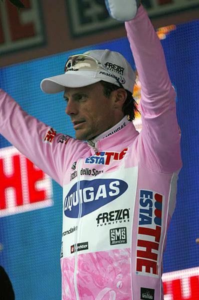 Danilo Di Luca (Liquigas) salutes the crowd as race leader.