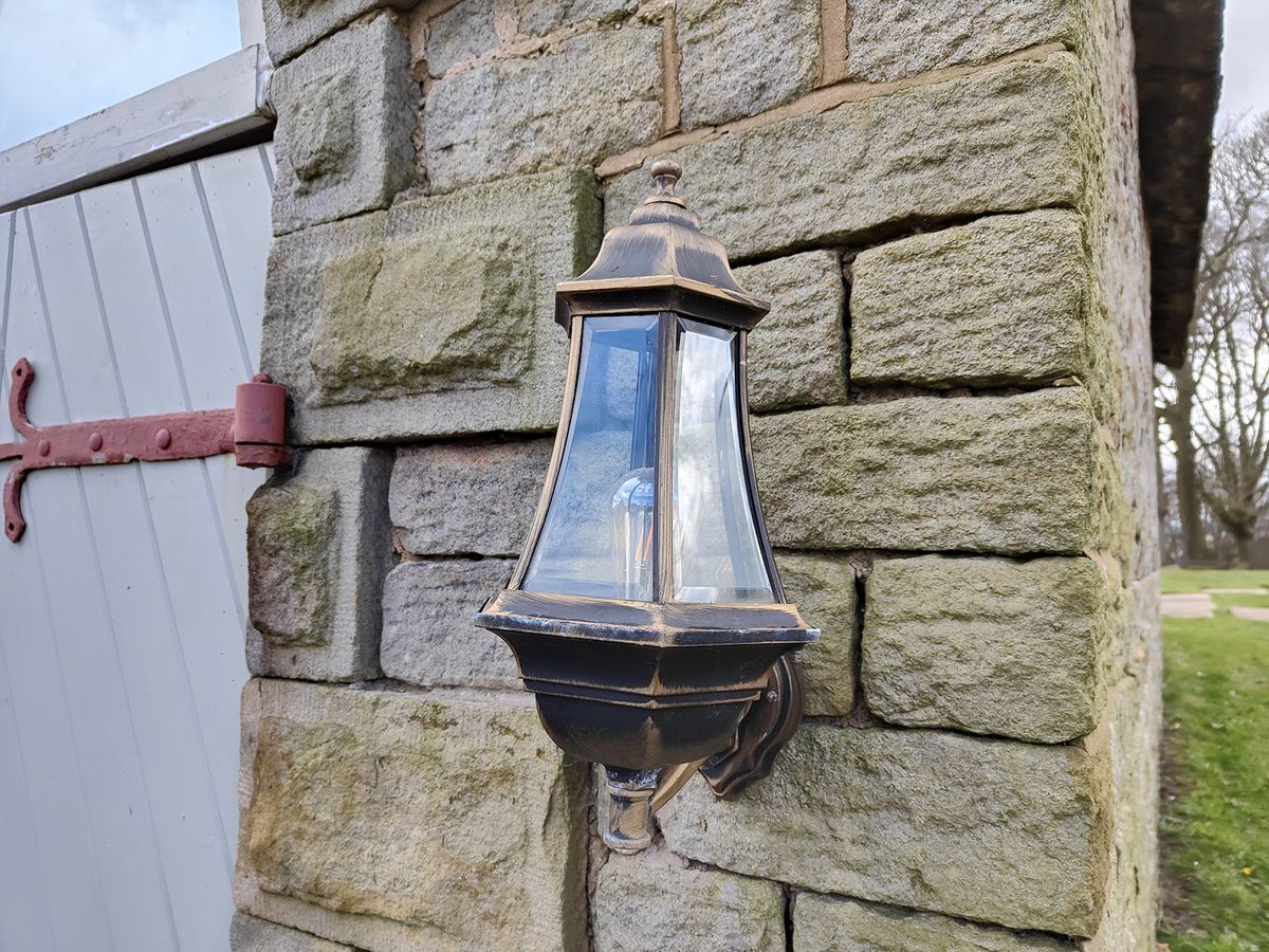 Oppo Find X5 camera sample showing a lamp close up