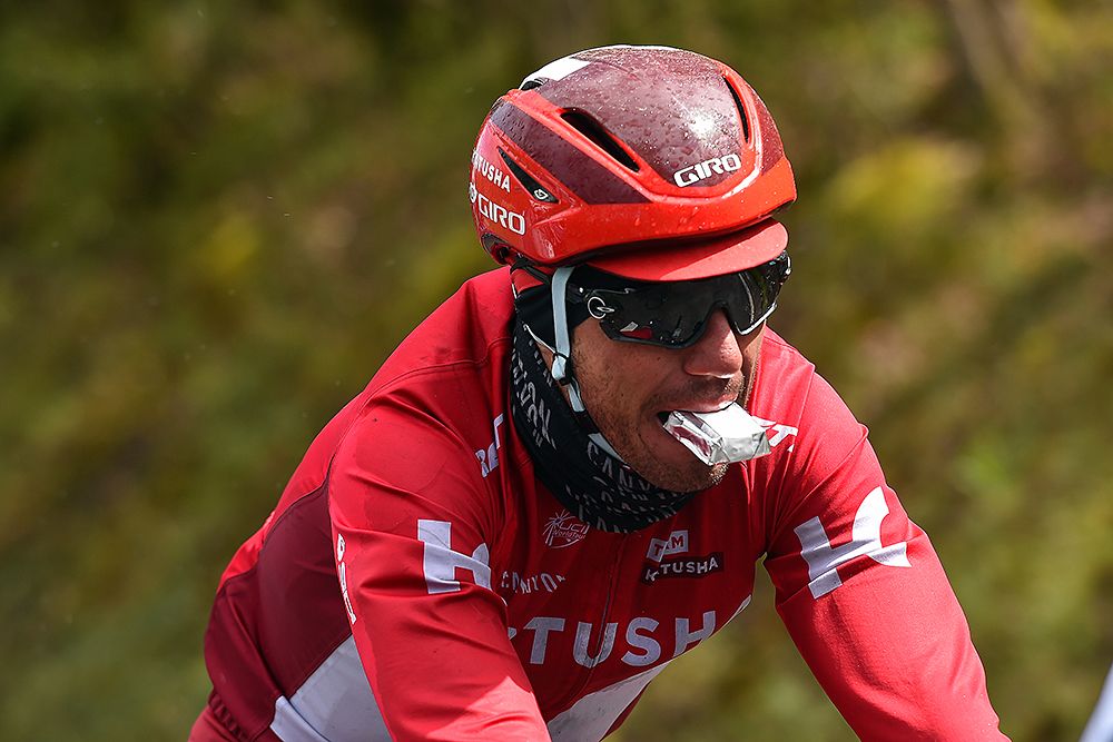 Joaquim Rodriguez getting food at Liege-Bastogne-Liege