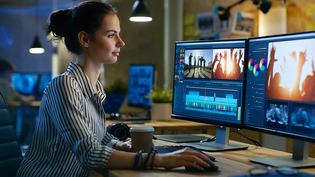 Eine Frau arbeitet auf ihrem PC mit einem Grafikprogramm