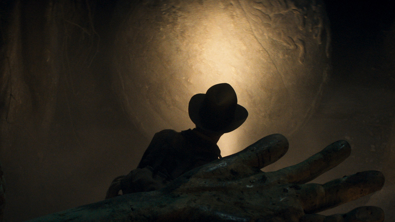 映画「インディ・ジョーンズと運命のダイヤル」より。 ここには、フェドーラ帽をかぶったインディ・ジョーンズのシルエットが見えます。