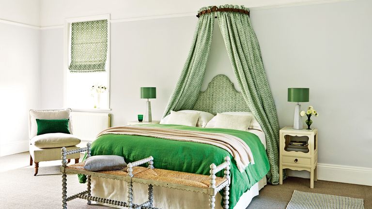 绿色卧室的想法：带绿色天鹅绒投掷和配套软垫床头板和树冠的床，带有绿色和白色图案面料