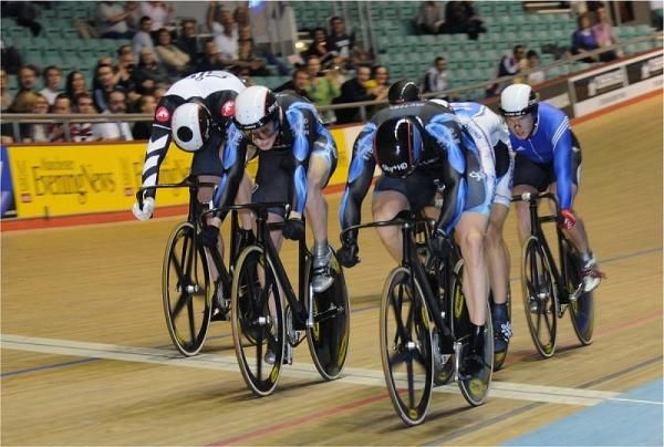 Chris Hoy just beats Jason Kenny to the line to win the Men's Keirin.