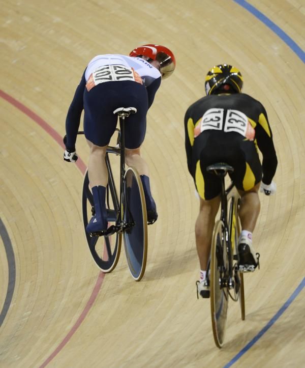 Jason Kenny (Great Britain) keeps an eye on Azizulhasni Awang (Malaysia)