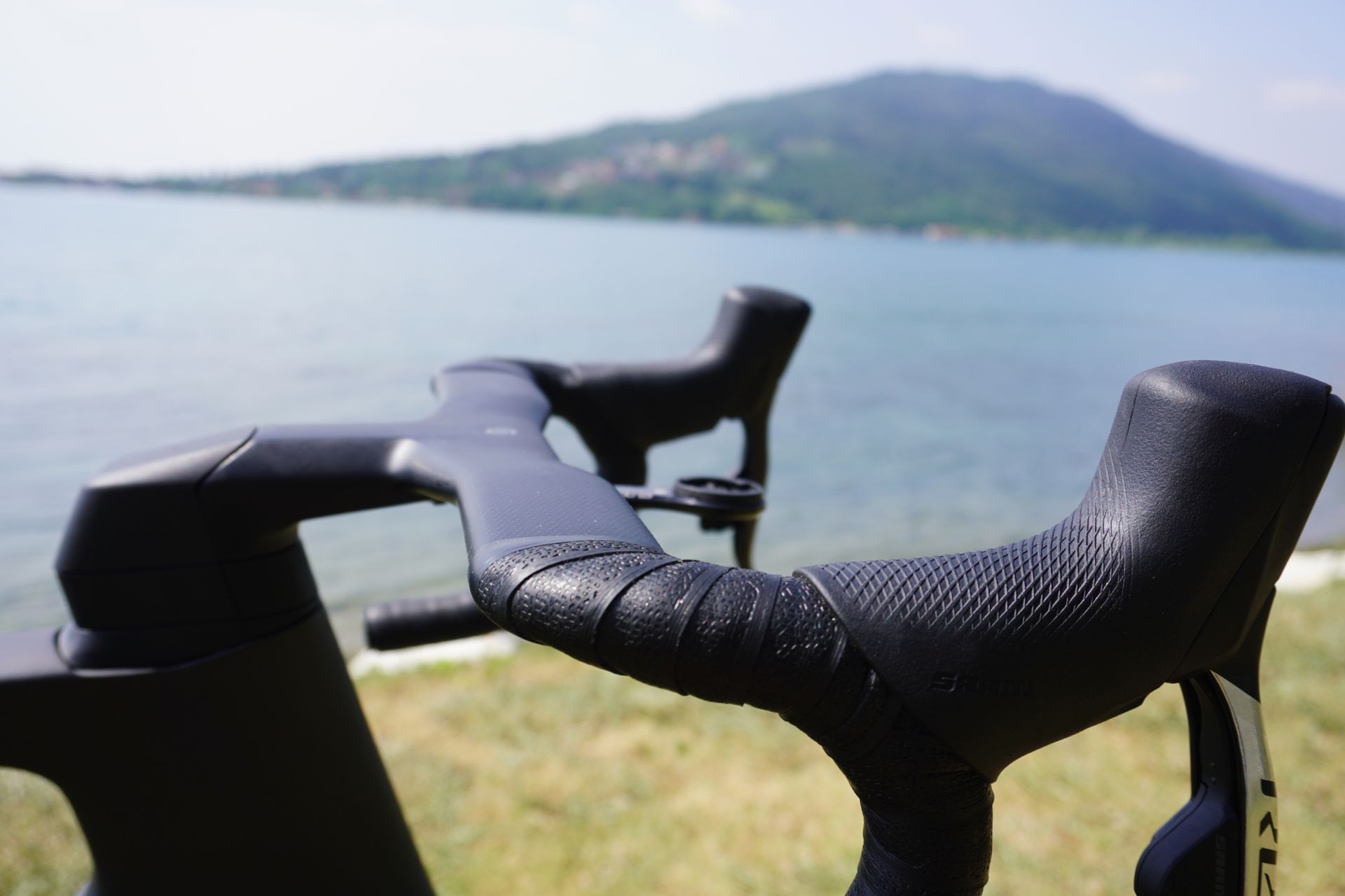 Image shows the aero integrated handlebars on the Scott Foil aero bike