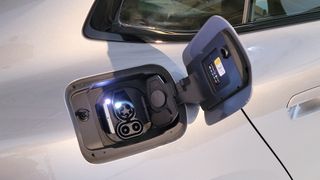 Primer plano de un puerto de carga de coches eléctricos