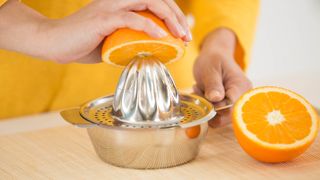 Manual citrus juicer