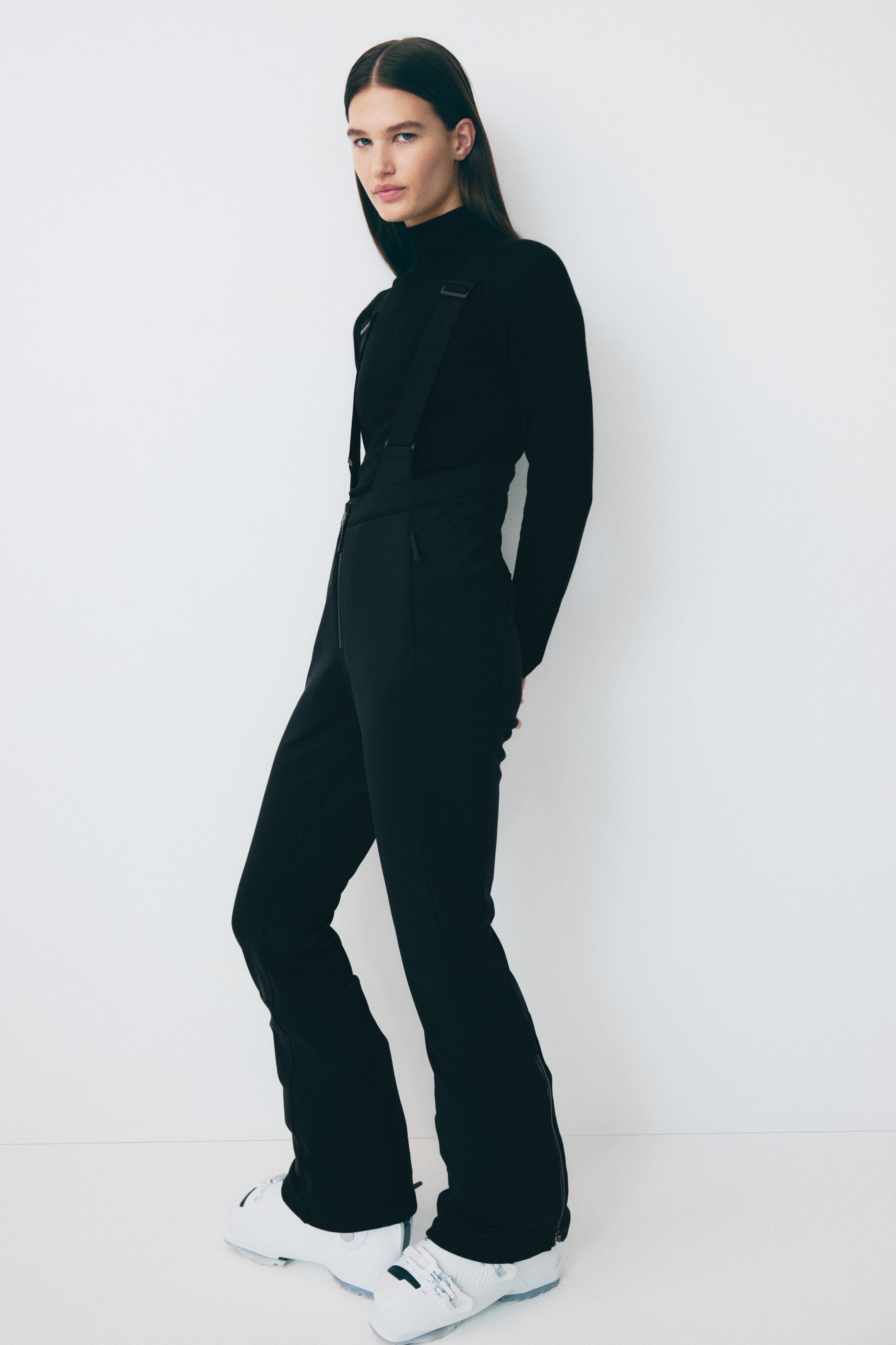 a model wearing black H&amp;amp;M Move ski trousers