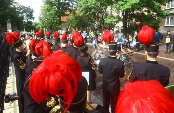 The Tour of Poland peloton gets some encouragementn from a roadside band.