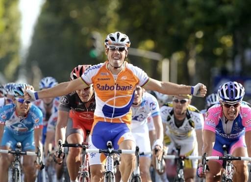 Oscar Freire (Rabobank) was back to his best in the hectic sprint that decided Paris-Tours