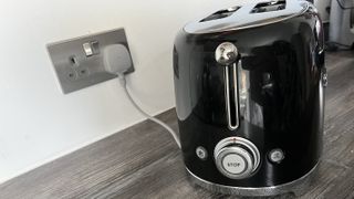 dials on the smeg retro toaster