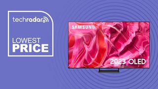 Samsung S90C QD-OLED TV tegen een paarse achtergrond