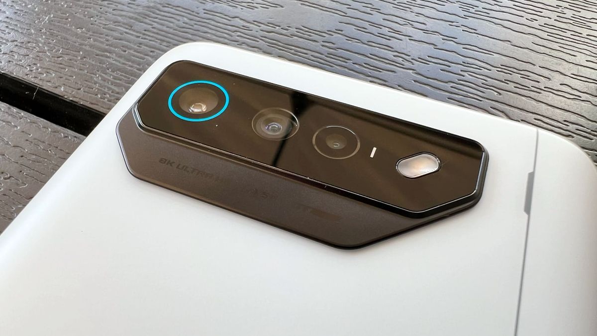 Asus Rog phone 7 och Aerocooler 7 p&aring; svart bord