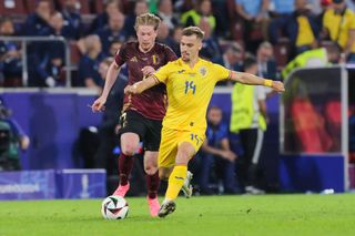 Darius Olaru in action against Kevin de Bruyne