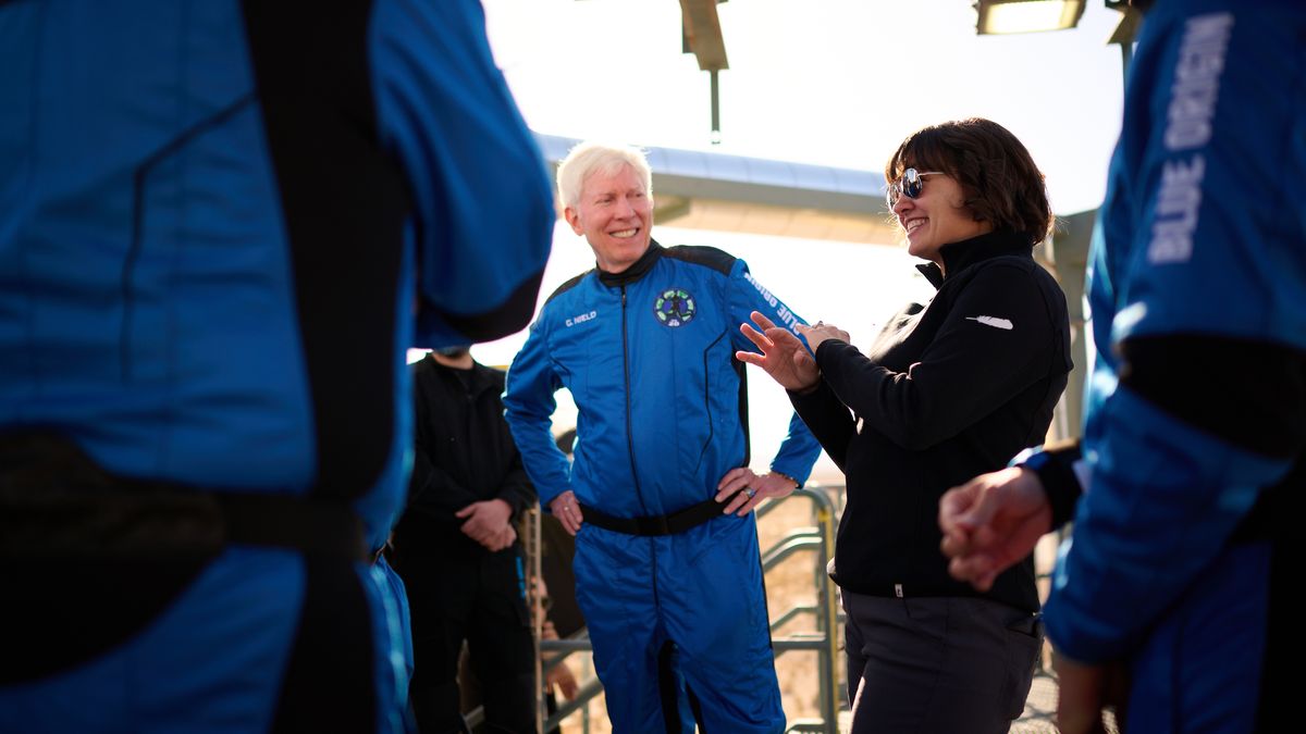 Blue Origin's NS-20 space tourism flight crew photos and training