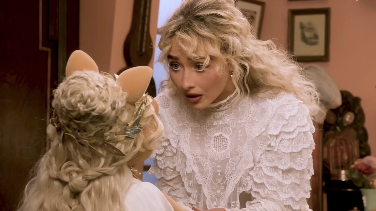 Sabrina carpenter in white dress talking to Miss Piggy in The Muppet Show special