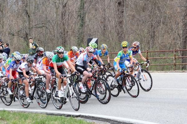 The leaders watch each other on the climb on the first lap of the small circuit