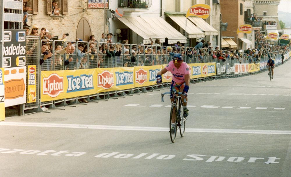1995, Giro d'Italia, stage 04 Tony Rominger in the maglia rosa