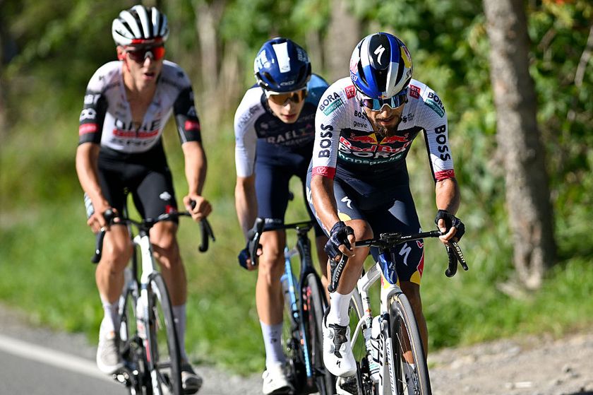 2025 Volta ao Algarve: Dani Mart&iacute;nez (r) during his first race of last season