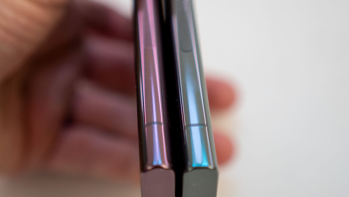Comparing the curved edges and curved screen differences between the Samsung Galaxy S22 Ultra and S23 Ultra