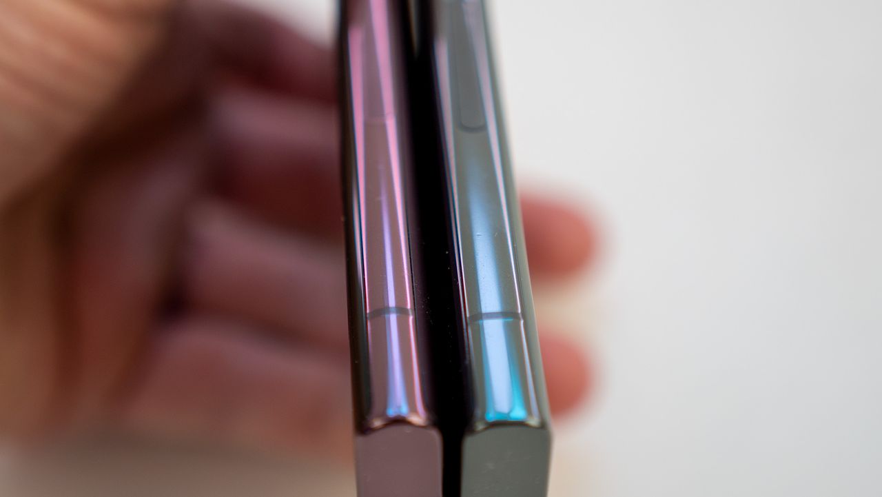 Comparing the curved edges and curved screen differences between the Samsung Galaxy S22 Ultra and S23 Ultra