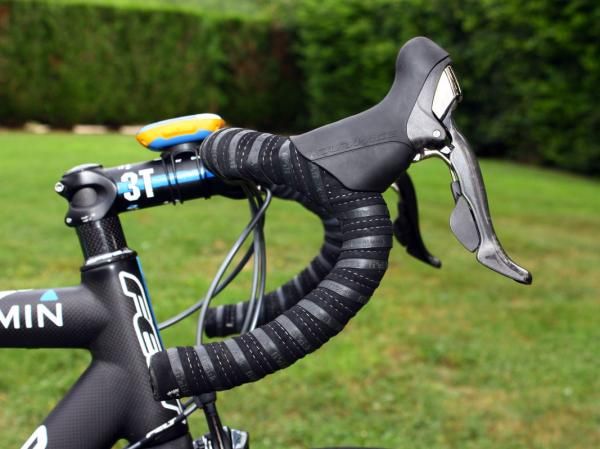 Farrar runs the Shimano Dura-Ace levers high on the ergonomic-bend bars.