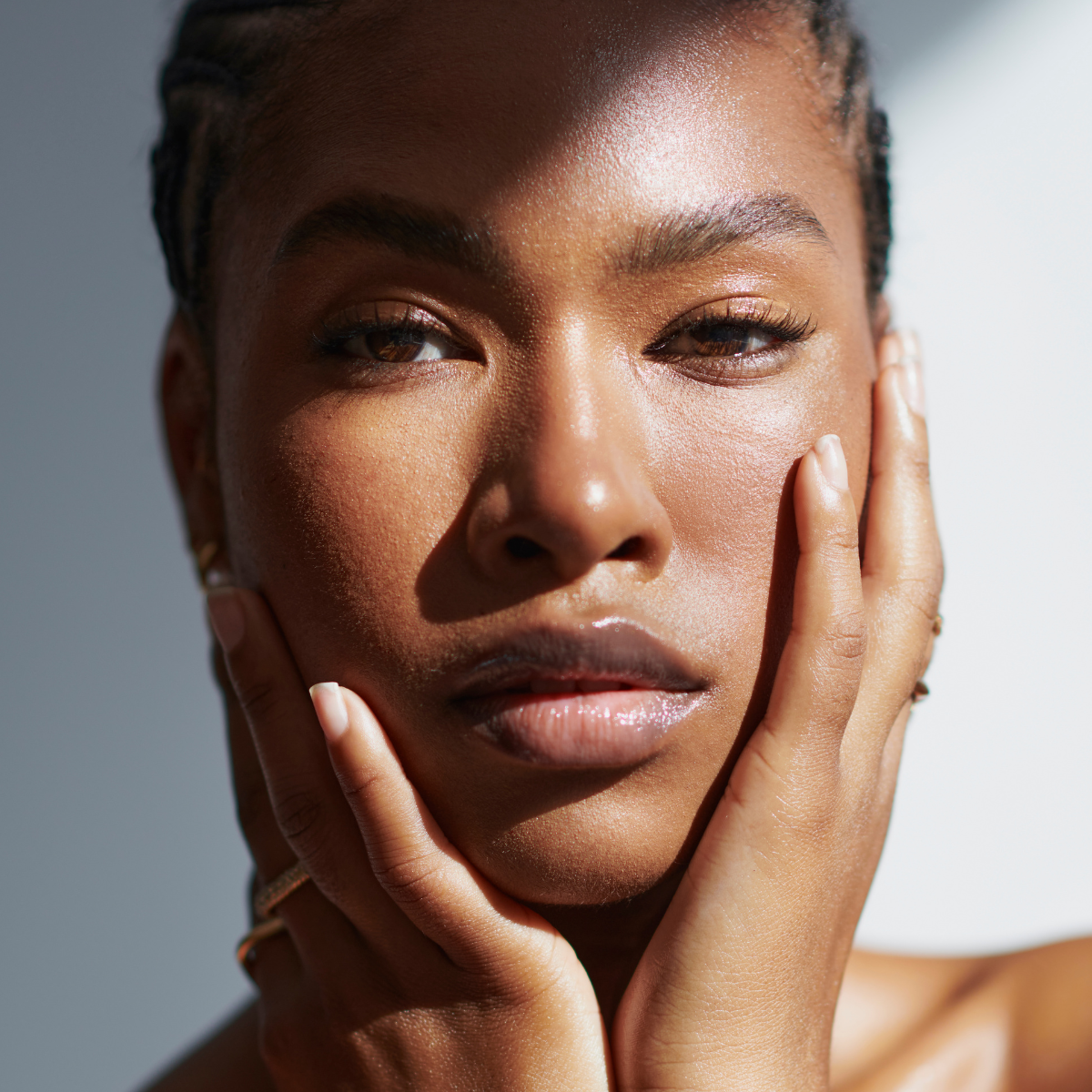 Model with luminous skin 