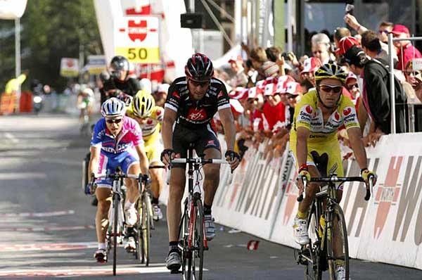 The chasers are led in by Gilberto Simoni (right)