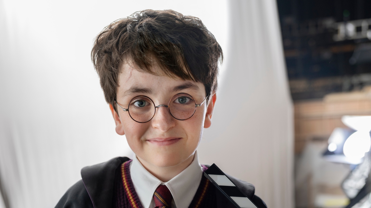 Dominic McLaughlin as Harry Potter in Gryffindor school uniform 