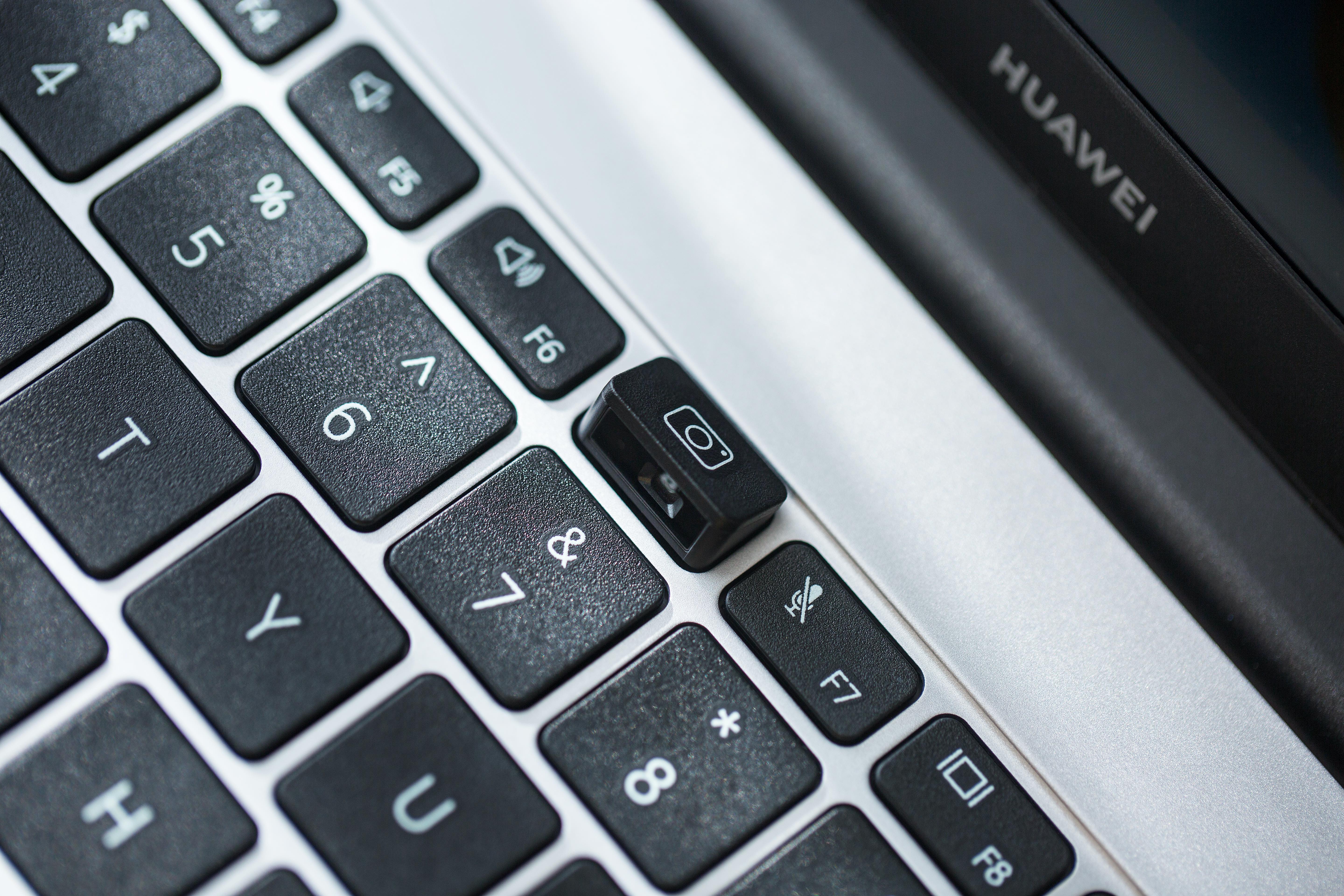 Huawei MateBook D 14:n näppäimistöön integroitu webkamera
