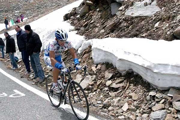 Jose Serpa (Sella Italia) puts in the big ones as he climbs the Gavia
