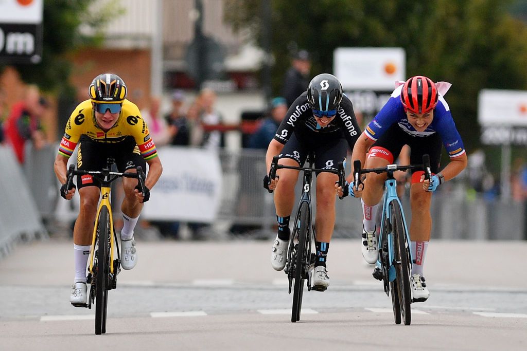 Marianne Vos sprints to the line at the Postnord V&aring;rg&aring;rda WestSweden