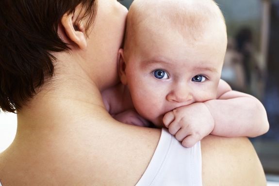 baby in mom&#039;s arms