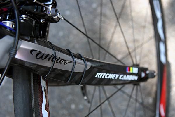 Ritchey makes the full carbon fork that accompanies the Cento frame.