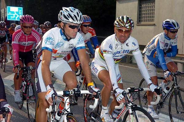 Paolo Bettini (Quick-Step)and Alejandro Valverde (Caisse d'Epargne-Illes Balears) ride along at the start