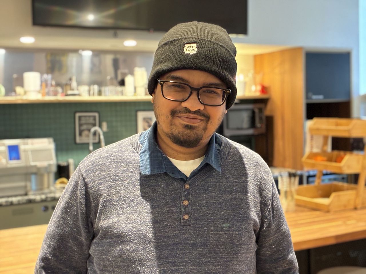 Apple iPhone 16e portrait sample.