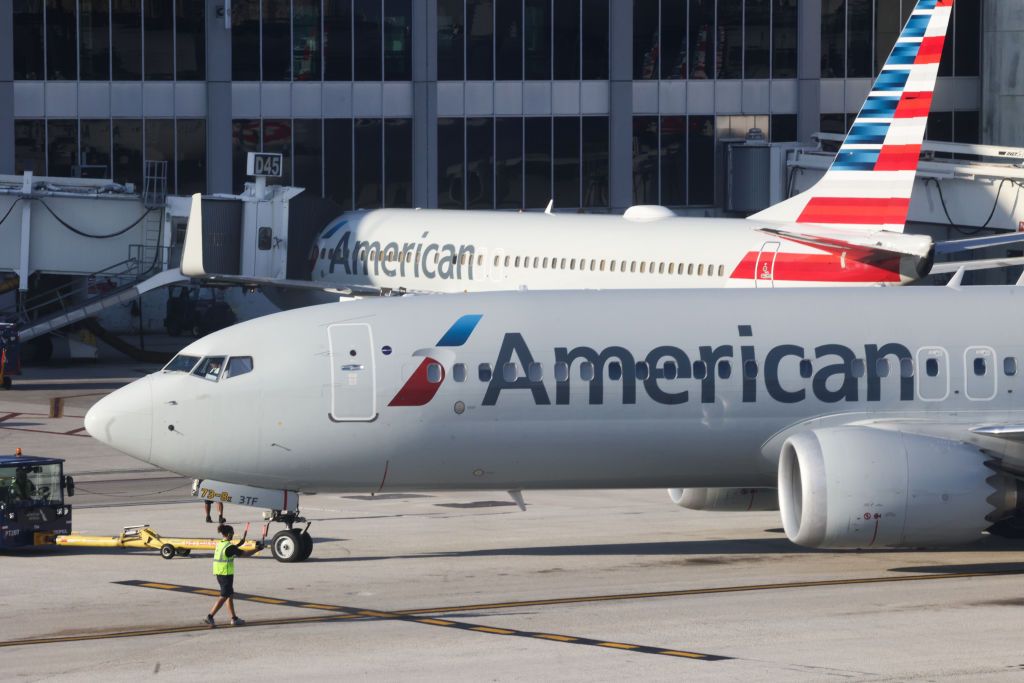 American Airlines Suffers 14% Stock Decline: New Revenue Forecast and Chief Commercial Officer Departure