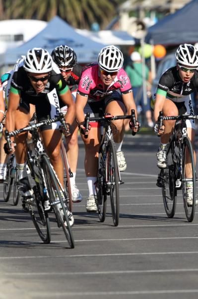 Jessie Maclean (GreenEDGE) accelerates, watched by Chloe Hosking (Total Rush)