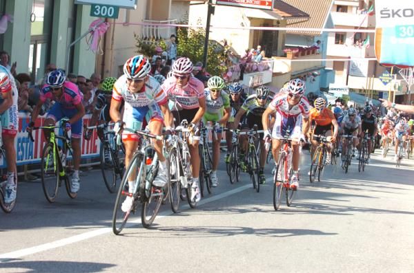 Contador sits in on the final climb