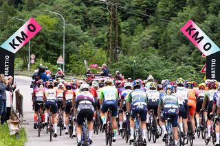 Giro d'Italia Women penalties, fines and yellow cards – Two riders ejected for holding onto team cars, six riders fined for urinating in public on stage 5