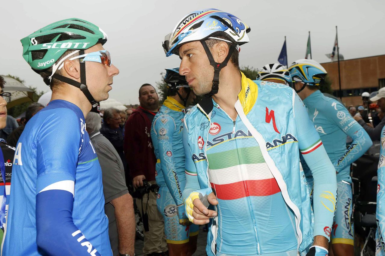 Vinenzo Nibali talks to Ivan Santaromita