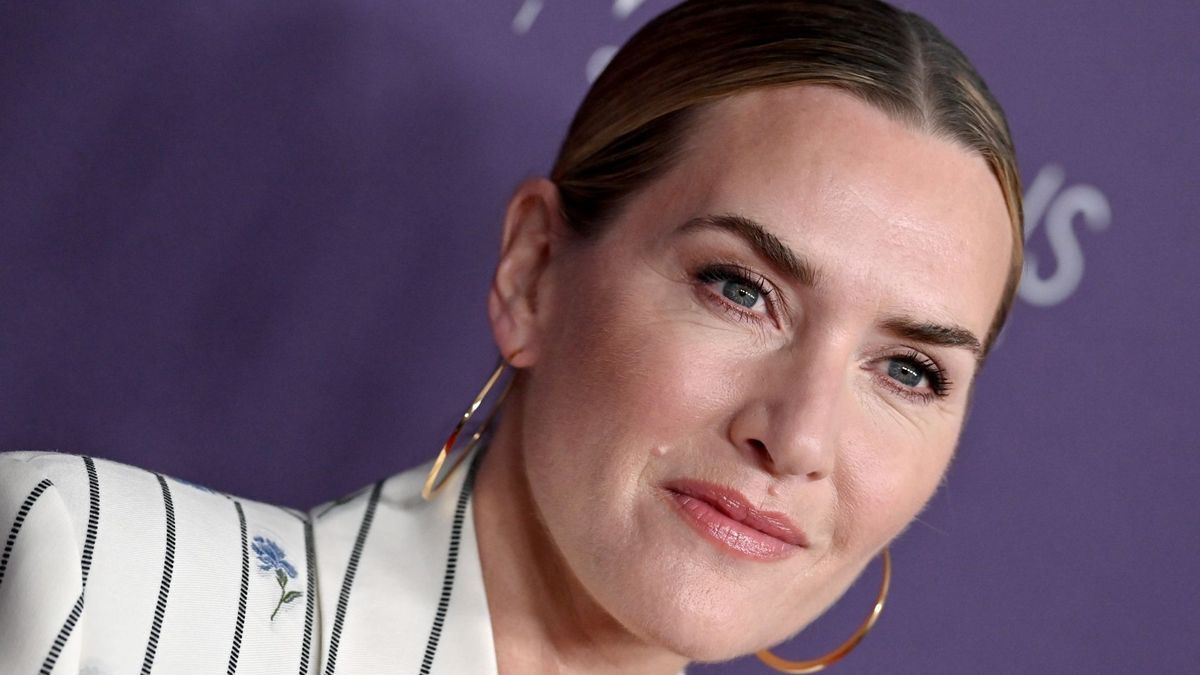 Kate Winslet apporte une touche pastel au tapis rouge dans un superbe costume à fleurs 