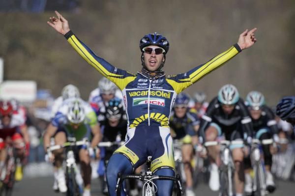 Thomas De Gendt (Vacansoleil-DCM) takes the win.