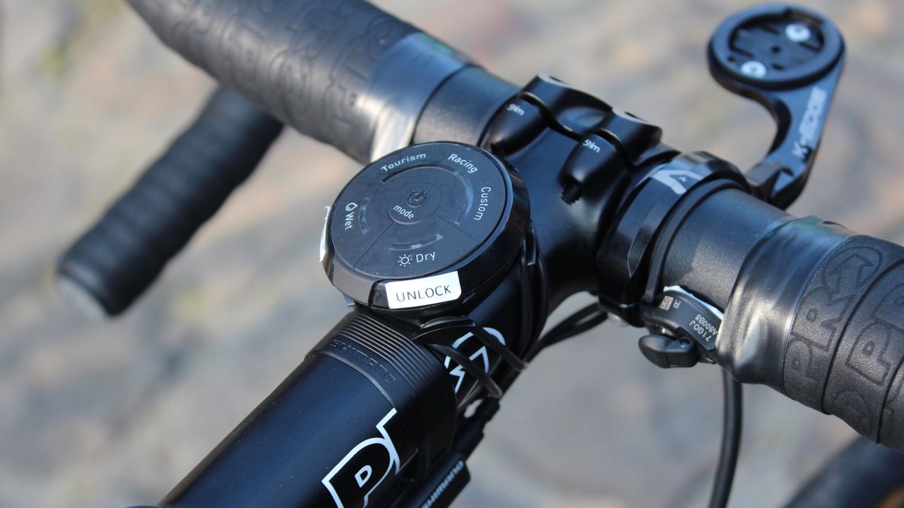 Ian Stannard had the HiRide remote for his hydraulic rear suspension on his stem today, with Di2 sprint shifters tucked nearby. The system can also work on automatic, opening and closing the suspension based on what a 6-axis accelerometer/gyroscope senses