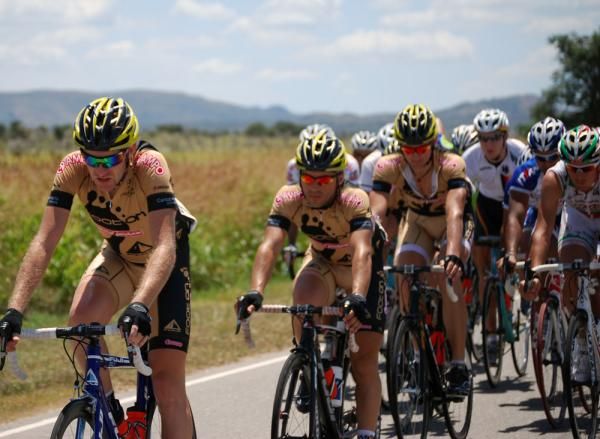 Footon-Servetto protect their leader Rafael Valls in the San Luis Peloton