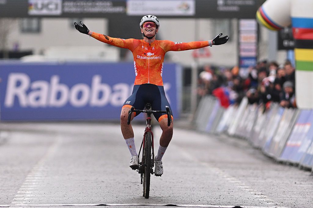 Cyclo-cross World Championships: Leonie Bentveld scores another Dutch win in the under-23 women's race