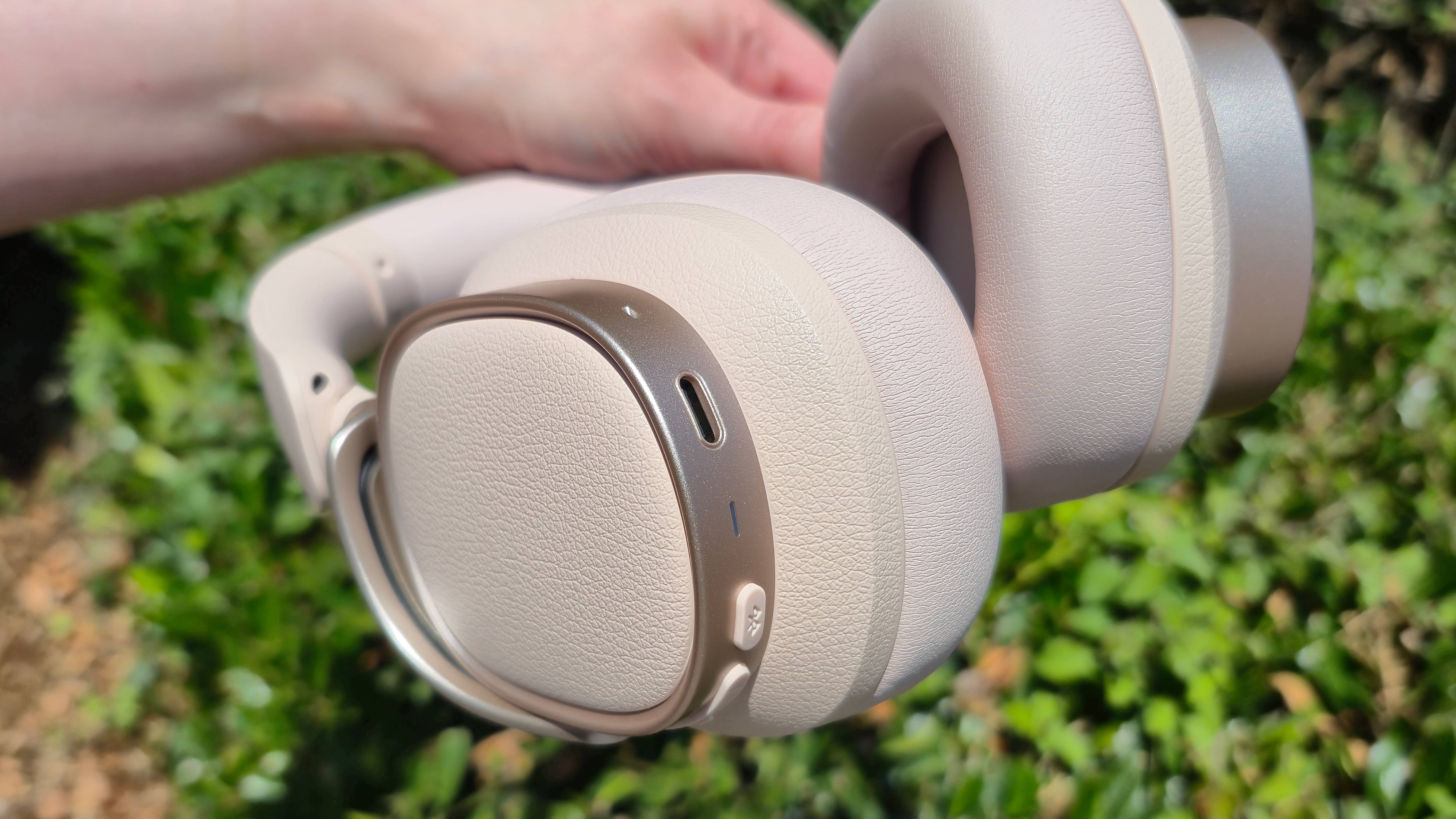 A close-up shot of the indicator light on the Edifier ES850NB headphones.
