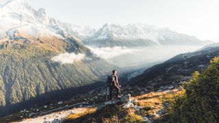 男人望着雾中的勃朗峰