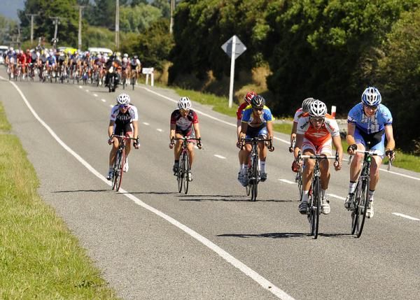 Seven riders have set off in pursuit of the six leaders
